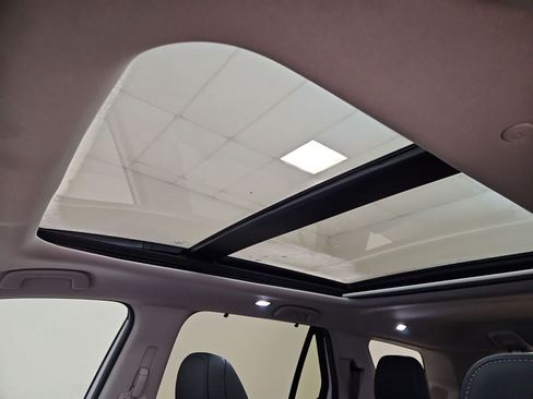 Certified 2025 Honda Pilot Touring image 3