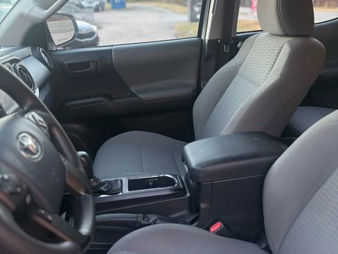 Used 2018 Toyota Tacoma SR image 12