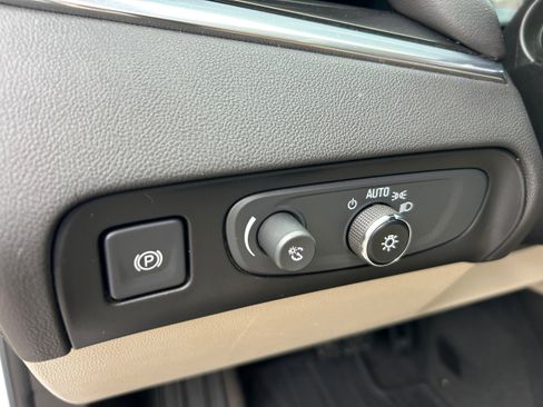 Used 2019 Buick Enclave Essence FWD image 16