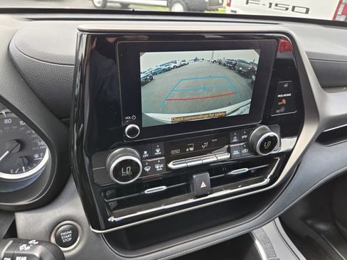 Used 2025 Toyota Highlander LE FWD image 9