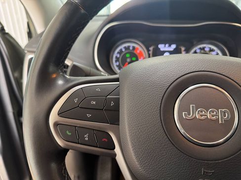 Used 2020 Jeep Cherokee Latitude Plus w/ Cold Weather Group AWD/4WD image 13