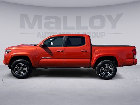 Used 2017 Toyota Tacoma TRD Sport w/ Premium & Technology Package AWD/4WD image 2
