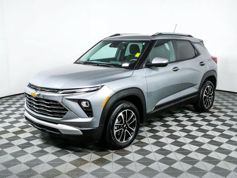 Used 2025 Chevrolet TrailBlazer LT AWD/4WD image 23