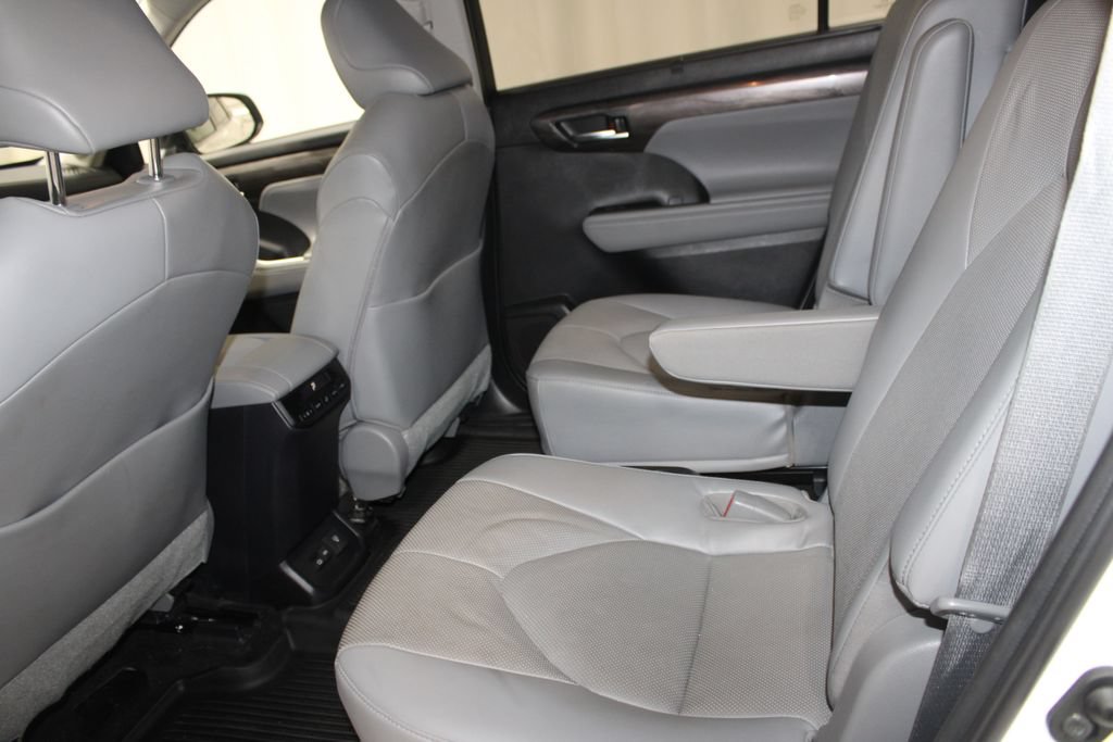 Used 2023 Toyota Highlander Limited FWD image 17