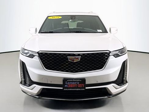 Used 2025 Cadillac XT6 Luxury FWD image 2