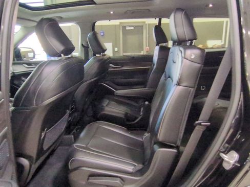 Used 2024 Jeep Grand Cherokee L Limited w/ Luxury Tech Group II AWD/4WD image 14