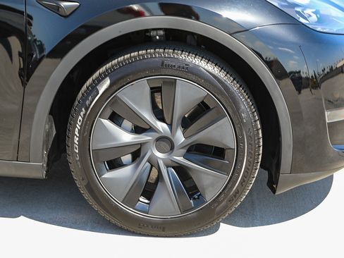 Used 2025 Tesla Model Y Long Range RWD image 10