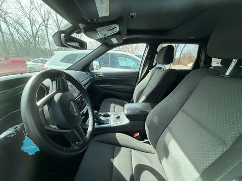 Used 2019 Jeep Grand Cherokee Laredo image 6