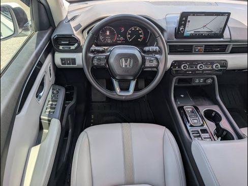Used 2025 Honda Pilot Touring image 8