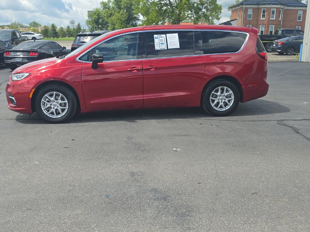 Used 2025 Chrysler Pacifica Select FWD image 4