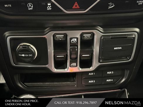 Used 2018 Jeep Wrangler Unlimited Sahara AWD/4WD image 31