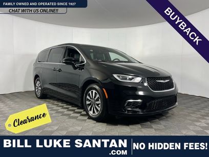 Used 2025 Chrysler Pacifica Select w/ Uconnect Theater Family Group