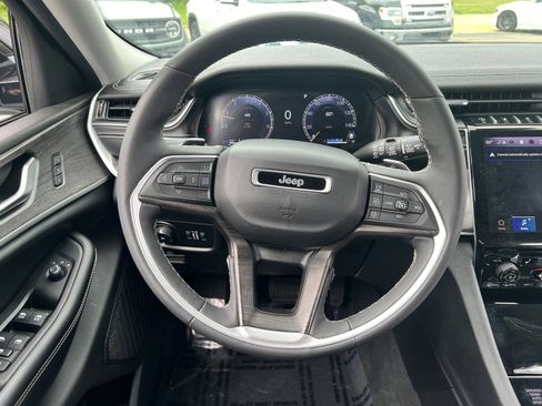 Used 2023 Jeep Grand Cherokee Limited AWD/4WD image 9