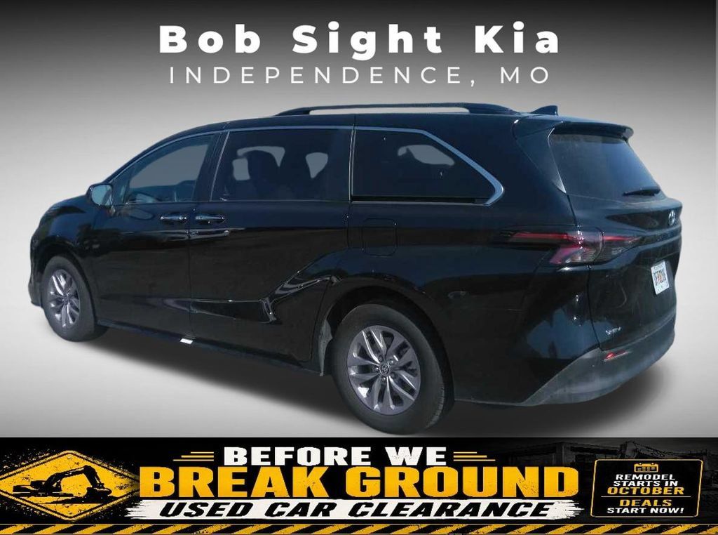 Used 2026 Toyota Sienna XLE FWD image 3
