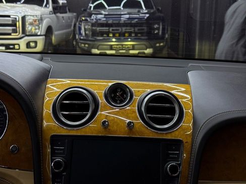 Used 2017 Bentley Bentayga image 22