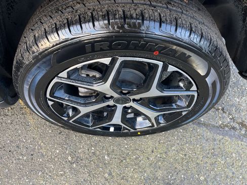 Used 2025 Jeep Compass Limited image 31