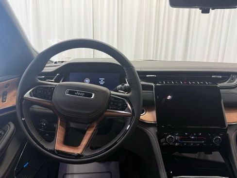 New 2025 Jeep Grand Cherokee Summit image 4