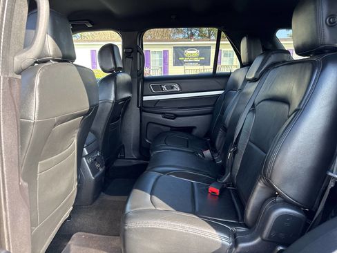 Used 2017 Ford Explorer XLT FWD image 11