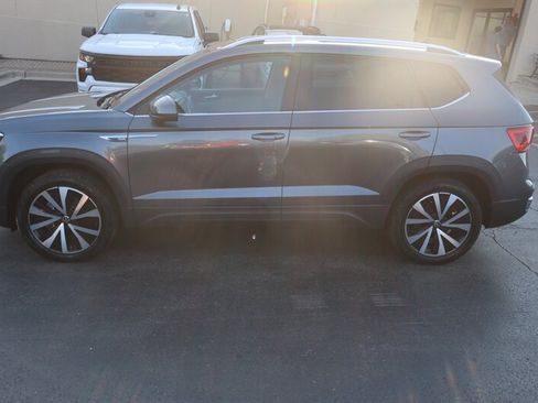 Used 2023 Volkswagen Taos SE w/ Panoramic Sunroof Package AWD/4WD image 4