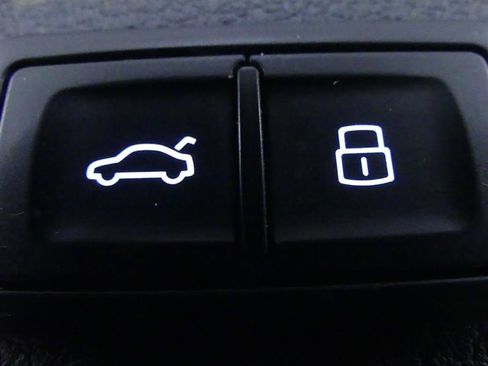 Used 2024 Audi Q8 e-tron Prestige image 36