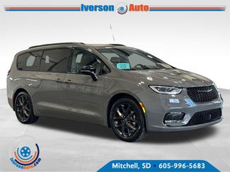 Used 2025 Chrysler Pacifica Limited FWD 360° Tour