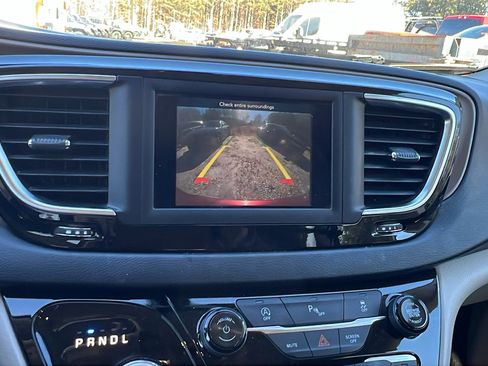 Used 2018 Chrysler Pacifica Touring-L image 32