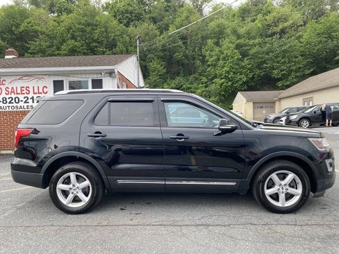 Used 2017 Ford Explorer XLT w/ Equipment Group 202A AWD/4WD image 4