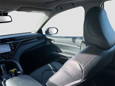 Used 2020 Toyota Camry XLE image 24