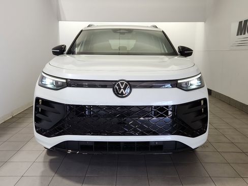 New 2025 Volkswagen Tiguan SE R-Line image 3