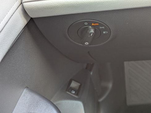 Used 2024 Volkswagen Taos SE w/ Panoramic Sunroof Package FWD image 37