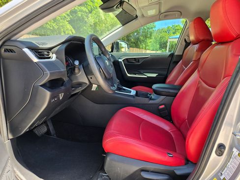 Used 2020 Toyota RAV4 LE FWD image 9