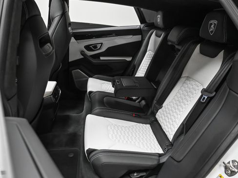 Used 2020 Lamborghini Urus image 32