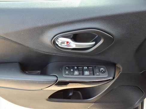 Used 2020 Jeep Cherokee Latitude Plus image 15