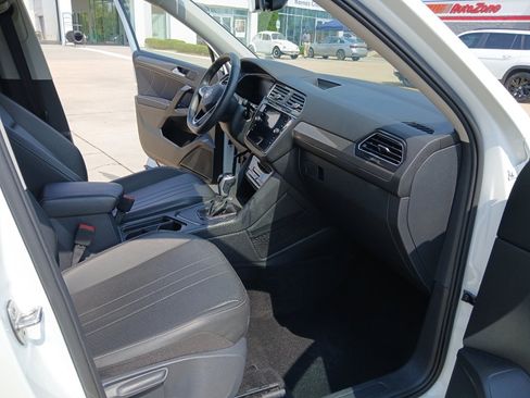 Used 2024 Volkswagen Tiguan SE FWD image 24