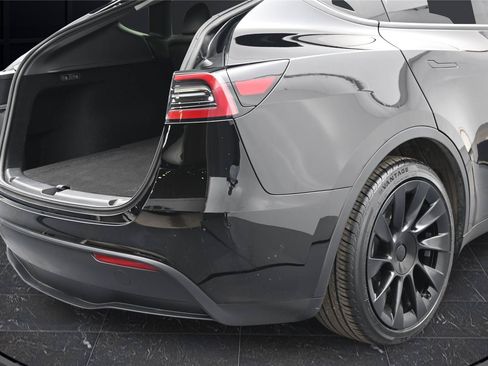 Used 2024 Tesla Model Y 2WD image 12