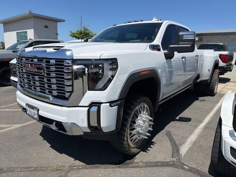Used 2025 GMC Sierra 3500 Denali w/ Denali Reserve Package AWD/4WD image 2