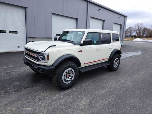 New 2026 Ford Bronco Outer Banks w/ Sasquatch Package image 1