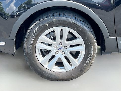 Used 2019 Ford Explorer XLT w/ Equipment Group 202A AWD/4WD image 33