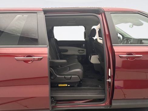 Used 2024 Kia Carnival EX FWD image 19