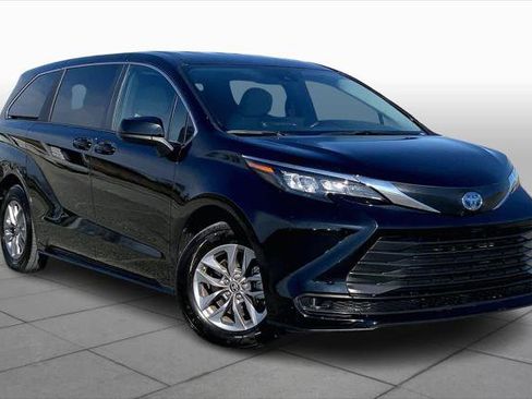 Certified 2025 Toyota Sienna LE image 3