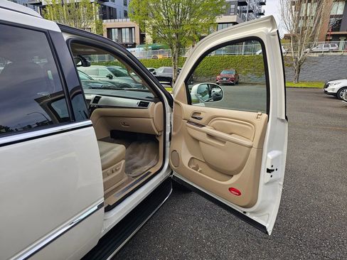 Used 2013 Cadillac Escalade Luxury AWD/4WD image 28