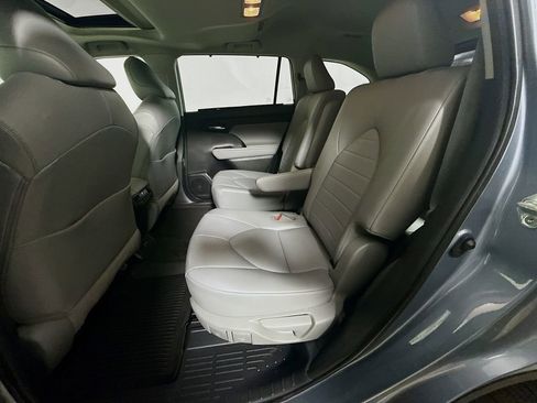 Certified 2021 Toyota Highlander XLE AWD/4WD image 24