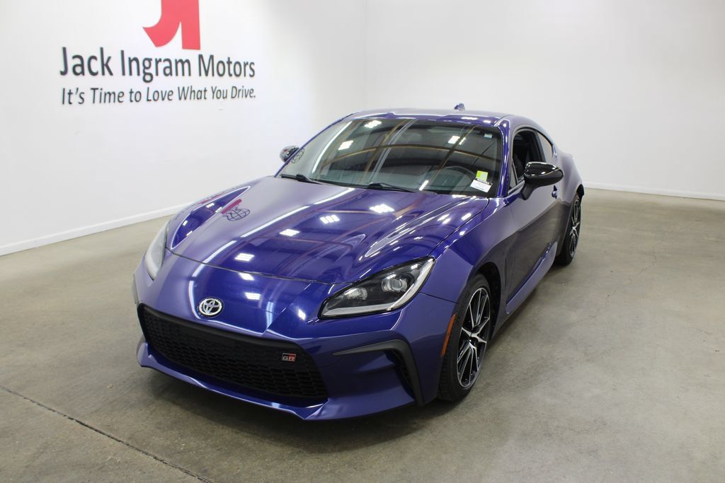 Used 2023 Toyota GR86 RWD image 2