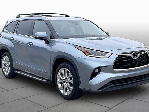 Used 2022 Toyota Highlander Limited FWD image 3