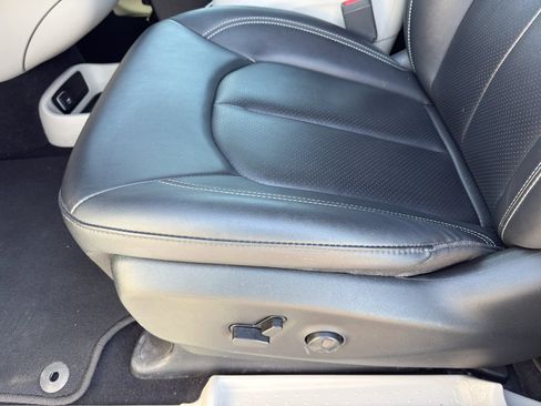 Used 2024 Chrysler Pacifica Touring-L image 12