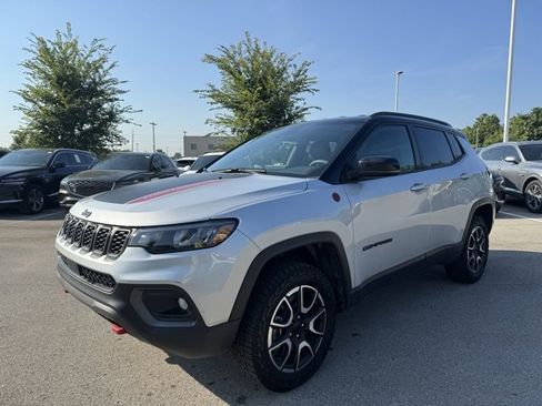 Used 2024 Jeep Compass Trailhawk image 6