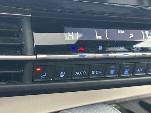 Used 2023 Toyota Sienna Platinum image 29