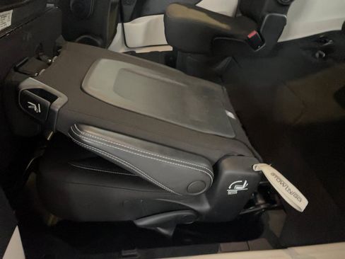 Used 2022 Chrysler Voyager LX FWD image 24