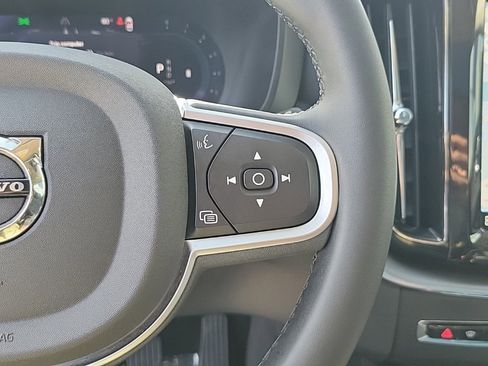 Used 2025 Volvo XC60 B5 Core image 19