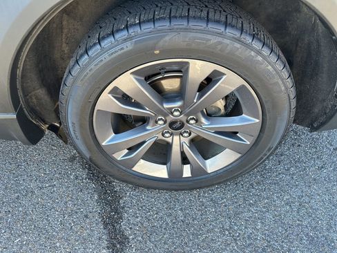 Used 2022 Ford Explorer XLT w/ Equipment Group 202A image 10